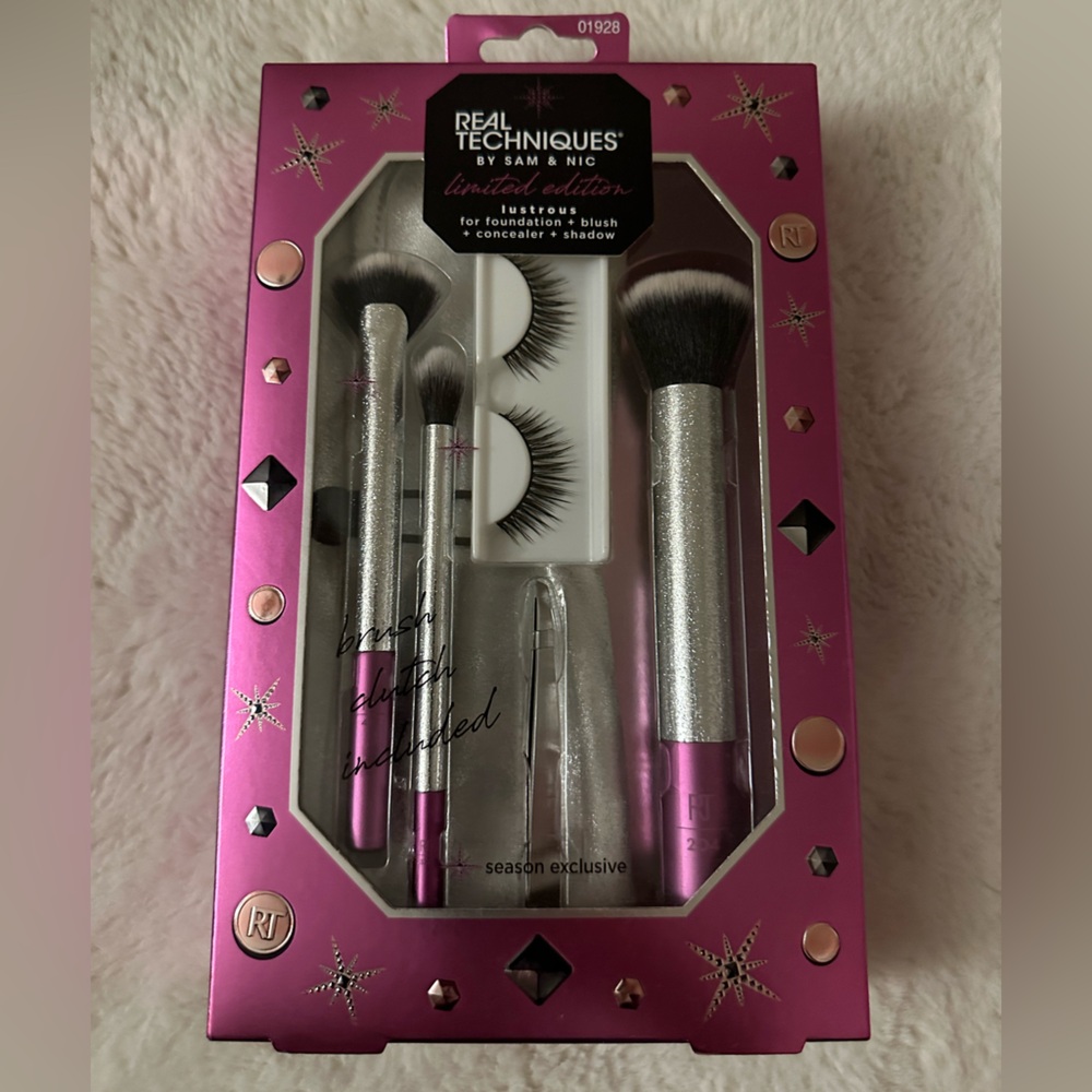 Real Techniques Limited Edition Brush Set With Eye Lashes,Tweezers and Bag NEW